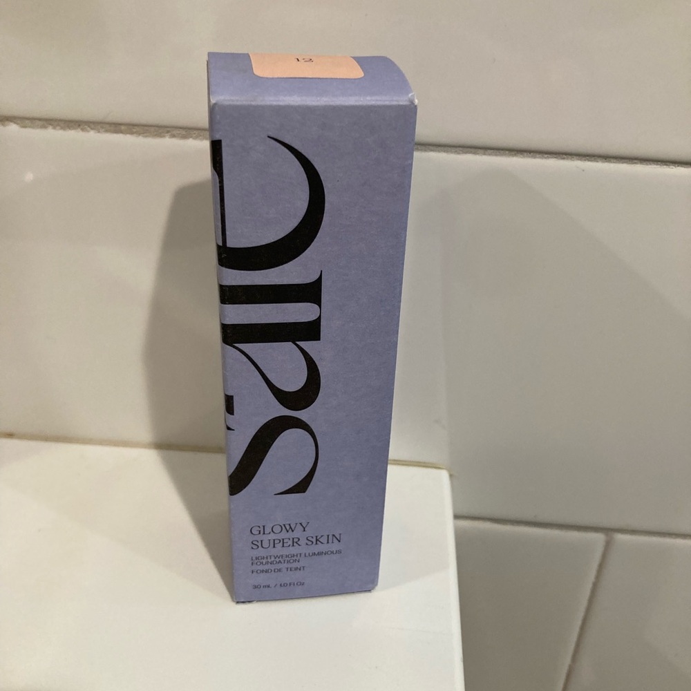 💄#12 Saie Glowy Super Skin Lightweight Luminous Foundation